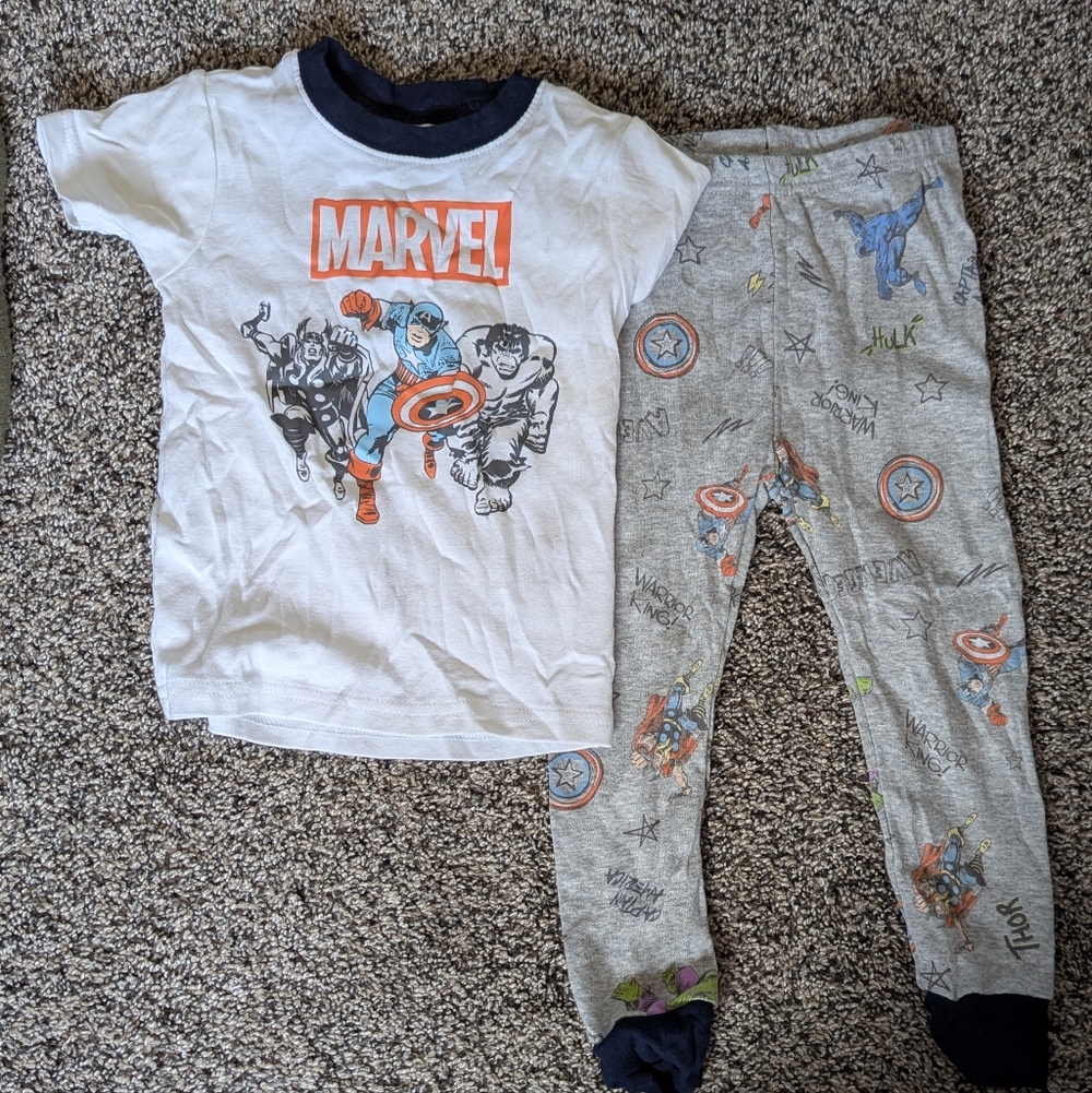 Carter's 2 Piece Marvel Outfit 2T